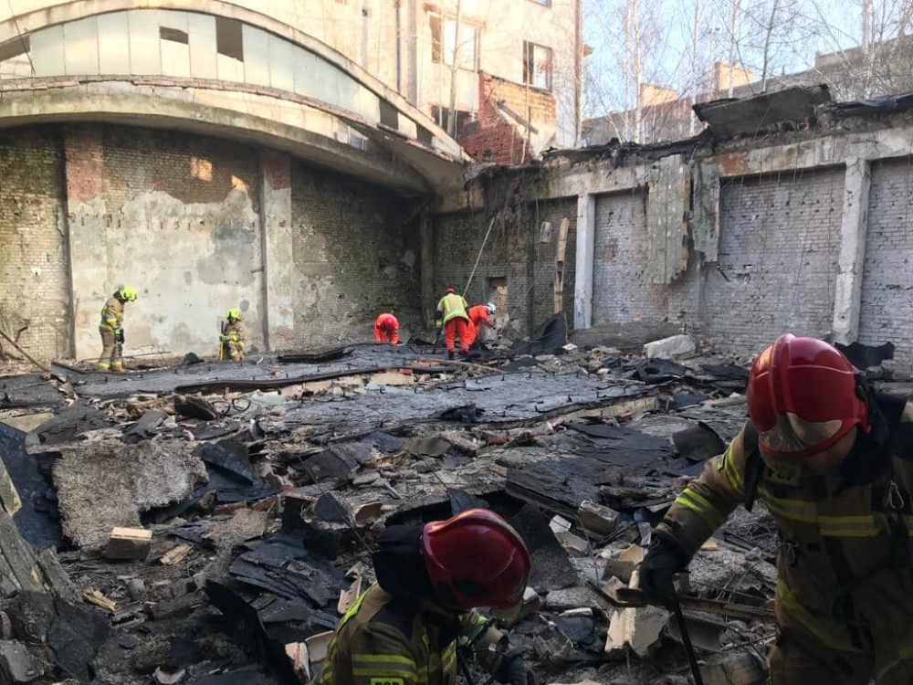 Legnica: Zawalił się dach budynku po byłej fabryce. Nikomu nic się nie stało - fot: Komenda Miejska Państwowej Straży Pożarnej w Legnicy