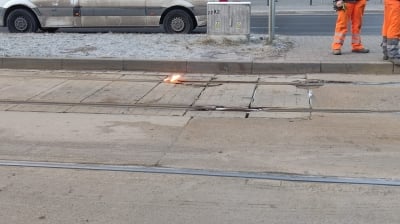 Problemy na placu Legion&oacute;w. Tramwaje nie przejadą, bo... pali się szyna