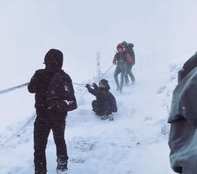 Grupa turystów próbuje wejść na Śnieżkę [FILM] - fot. TikTok (marcinelos)