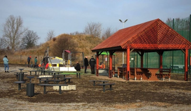 Wieś koło Polkowic z nowoczesnym boiskiem i miejscem spotkań - fot. UG Polkowice