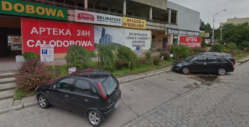 Skargi kierowców wreszcie przyniosły skutek. UOKiK zajął się parkingiem obok DCO - fot. Google Maps