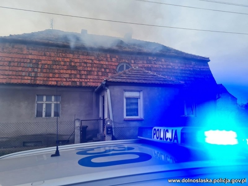 Policjanci z Legnicy w ostatniej chwili uratowali dom od pożaru - fot. Dolnośląska Policja