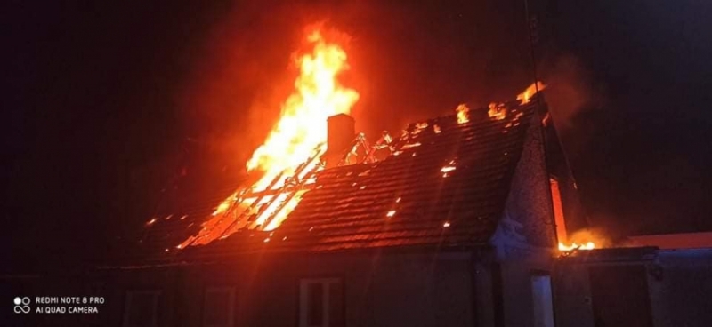 Pożar domu w Łagoszowie Wielkim - mieszkaniec zdołał w porę uciec [ZDJĘCIA] - fot. FB Ochotnicza Straż Pożarna w Radwanicach