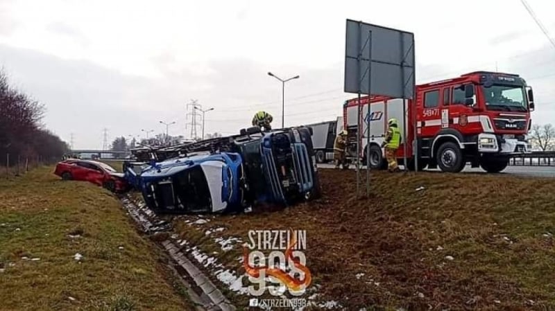 Wywrócona ciężarówka na A4. Możliwe utrudnienia - Fot. Strzelin 998