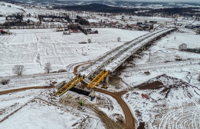 Zima nie przeszkodziła w pracach, trasa S3 z Kamiennej Góry do Lubawki powstaje zgodnie z planem - fot. GDDKiA