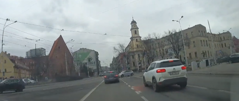 O krok od wypadku we Wrocławiu (FILM) - fot. kadr z filmu od Słuchacza