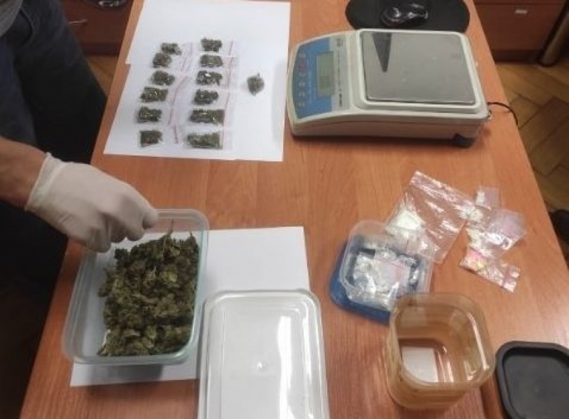 Kierowca bez uprawnień zatrzymany po pościgu; w aucie miał narkotyki - fot. dolnoslaska.policja.gov.pl