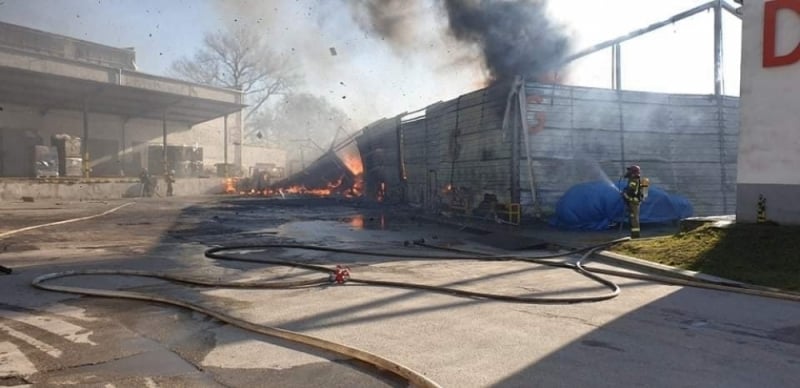 Niebezpieczny pożar w Ścinawie - strażacy bronią sąsiednich budynków [ZDJĘCIA] - fot. FB 112 Polkowice