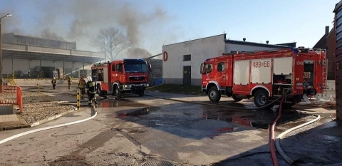 Niebezpieczny pożar w Ścinawie - strażacy bronią sąsiednich budynków [ZDJĘCIA] - 0