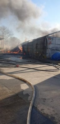 Niebezpieczny pożar w Ścinawie - strażacy bronią sąsiednich budynków [ZDJĘCIA] - 1