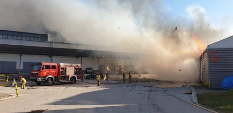 Niebezpieczny pożar w Ścinawie - strażacy bronią sąsiednich budynków [ZDJĘCIA] - 4
