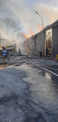 Niebezpieczny pożar w Ścinawie - strażacy bronią sąsiednich budynków [ZDJĘCIA] - 6