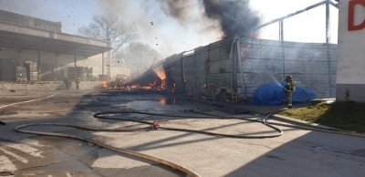 Niebezpieczny pożar w Ścinawie - strażacy bronią sąsiednich budynków [ZDJĘCIA]