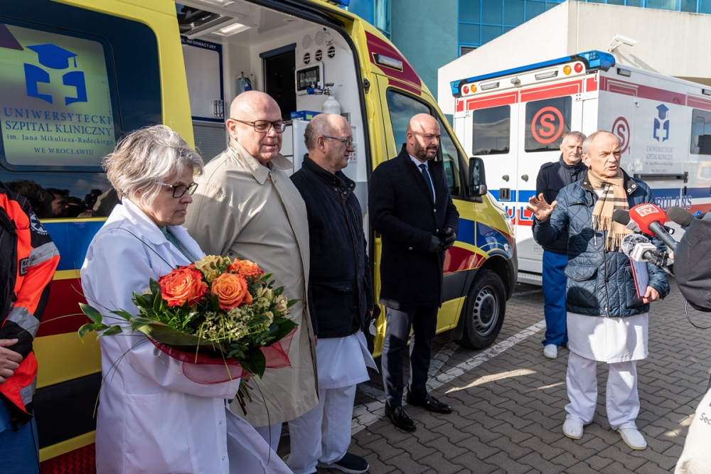 Kolejna karetka dla Uniwersyteckiego Szpitala Klinicznego we Wrocławiu – fot. USK