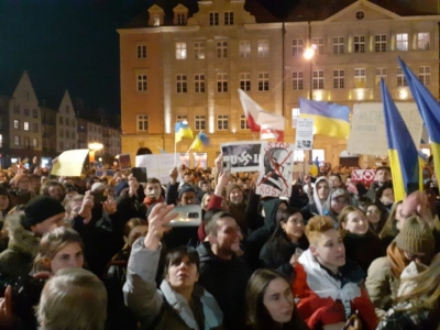 Dolnoślązacy solidaryzują się z Ukrainą - wiece we Wrocławiu i Legnicy [ZDJĘCIA]