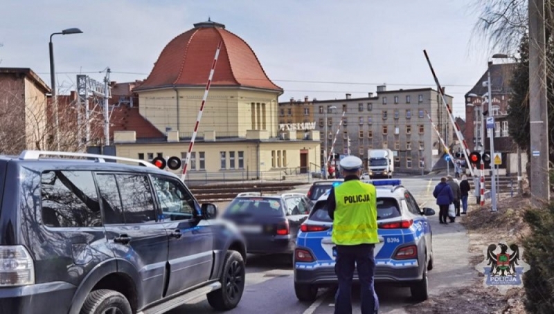 Na przejeździe kolejowym w Wałbrzychu sypią się mandaty - nawet do 4 tys. złotych - fot. dolnośląska policja 