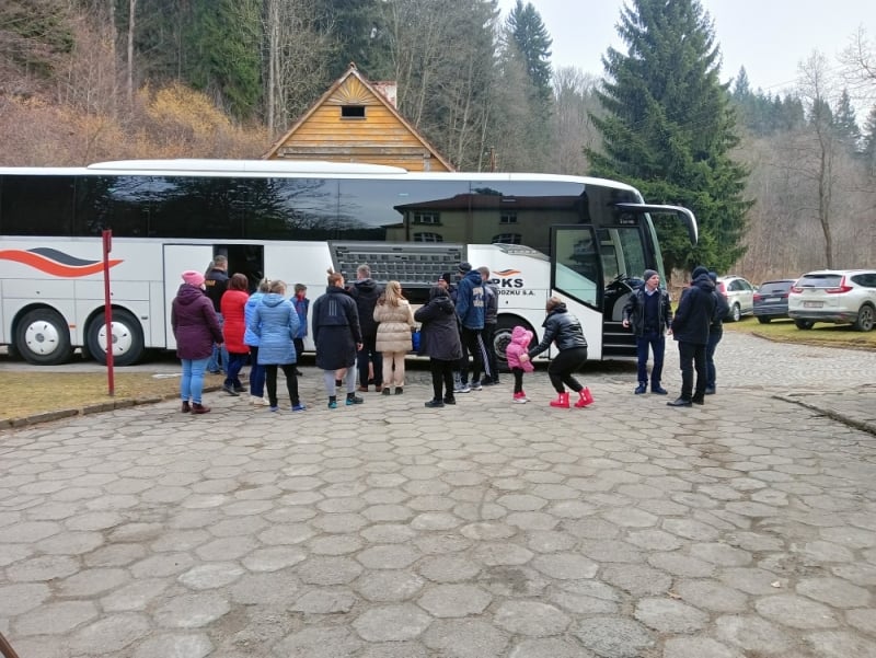 Po kilkudziesięciu godzinach podróży podopieczni ukraińskiego domu dziecka dotarli bezpiecznie do Dusznik-Zdroju - fot. Jarosław Wrona