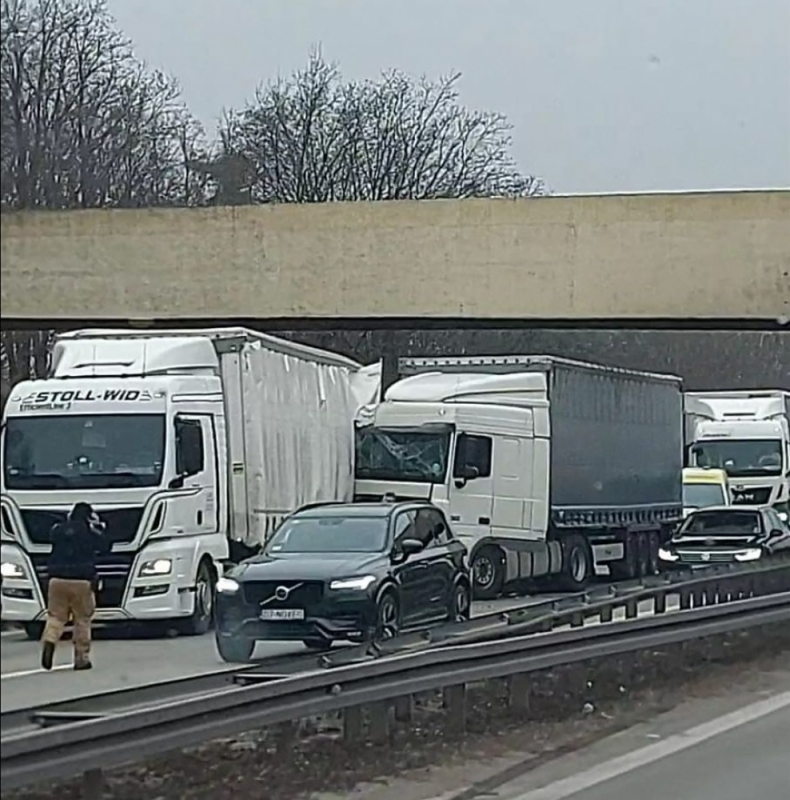 Zderzenie dwóch ciężarówek na A4. Korek ma 15 kilometrów [AKTUALIZACJA] - fot. Słuchacz