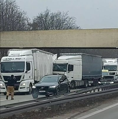 Zderzenie dw&oacute;ch ciężar&oacute;wek na A4. Korek ma 15 kilometr&oacute;w [AKTUALIZACJA]
