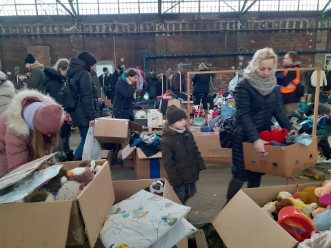 Wrocław: Dawna zajezdnia przy ulicy Tramwajowej pełna darów dla uchodźców - 4