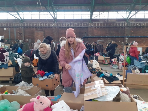 Wrocław: Dawna zajezdnia przy ulicy Tramwajowej pełna darów dla uchodźców - 3