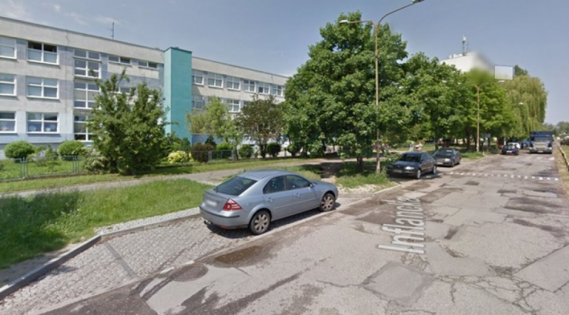 Szkoła przy Inflanckiej z nowoczesna i rozbudowaną stołówką - fot: Google Maps