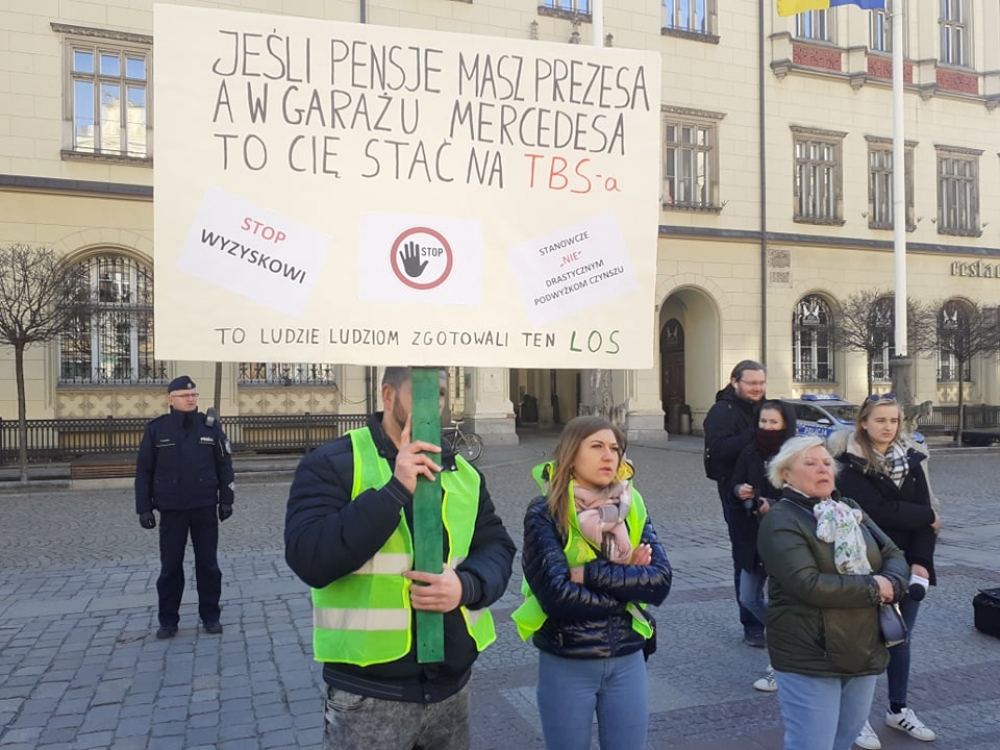 Jak żyć? Mieszkańcy wrocławskich TBS-ów protestują przeciwko podwyżce czynszu - fot. Elżbieta Osowicz