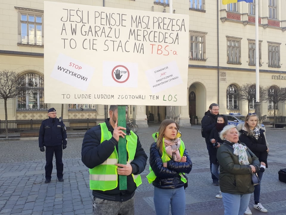 Jak żyć? Mieszkańcy wrocławskich TBS-ów protestują przeciwko podwyżce czynszu – fot. Elżbieta Osowicz