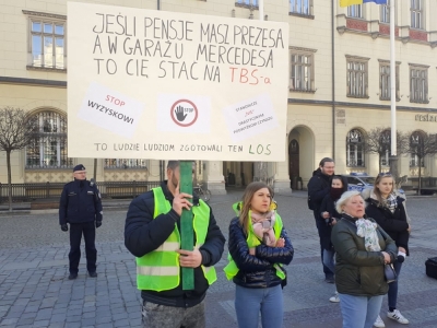 Jak żyć? Mieszkańcy wrocławskich TBS-&oacute;w protestują przeciwko podwyżce czynszu