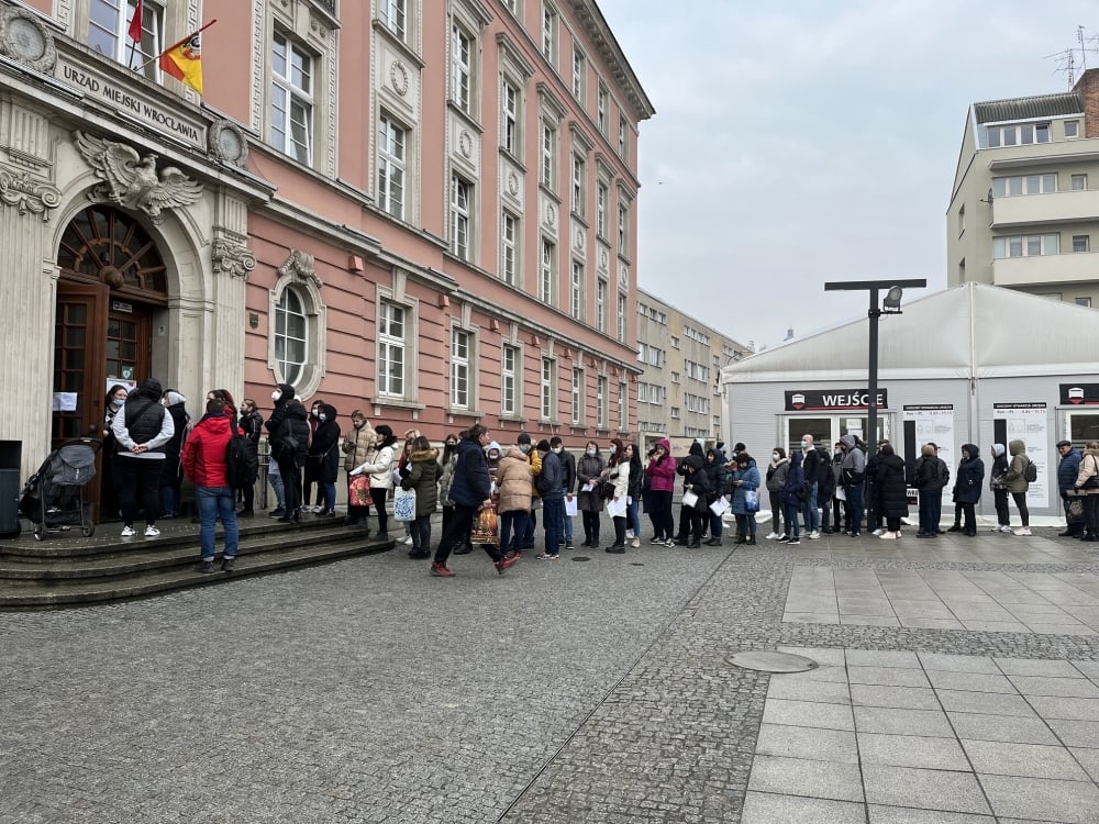 Długie kolejki przed urzędami - Ukraińcy mogą się już starać o numer PESEL - fot. wroclaw.pl