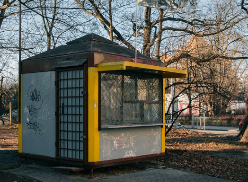 Galeria sztuki w małym kiosku - Fot: Ewa Zając