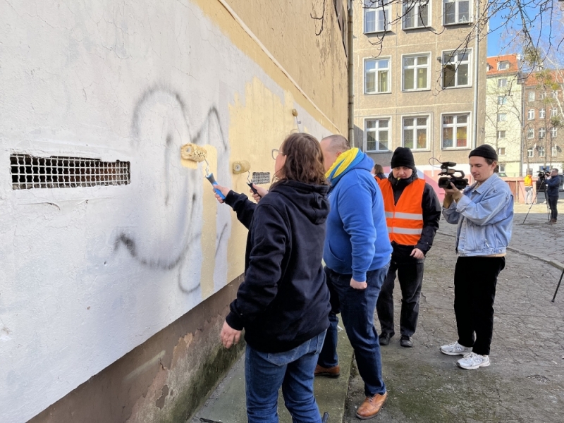 Rasistowskie hasła znikają z murów - fot. Joanna Jaros
