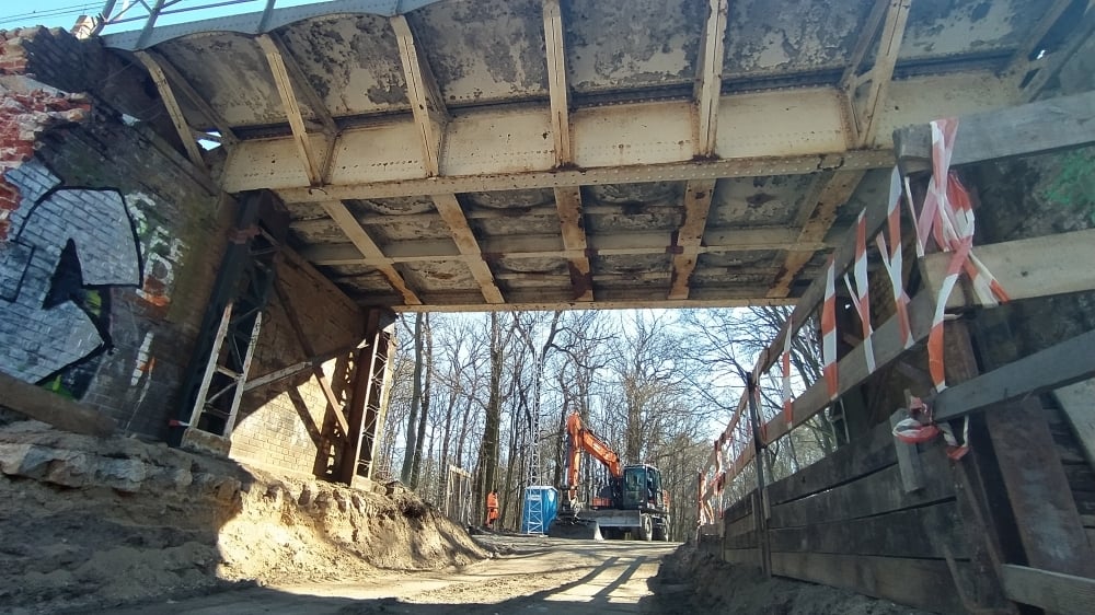 Trwa remont ponad 100-letniego wiaduktu kolejowego na trasie Czernica - Siechnice - fot. RW