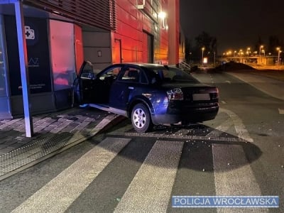 Pijany kierowca wjechał w witrynę sklepową
