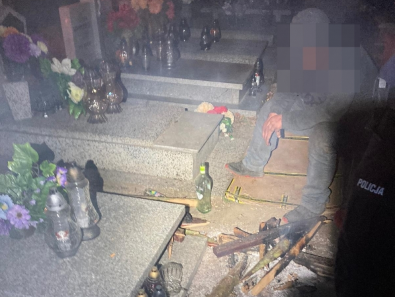 Spał na nagrobku i smażąc kiełbaski palił ognisko na cmentarzu - Fot: dolnośląska policja