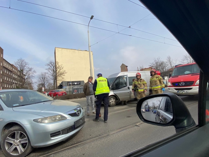 Wypadek dwóch aut na Krakowskiej. Kierowcy utknęli w długich korkach - fot. RW