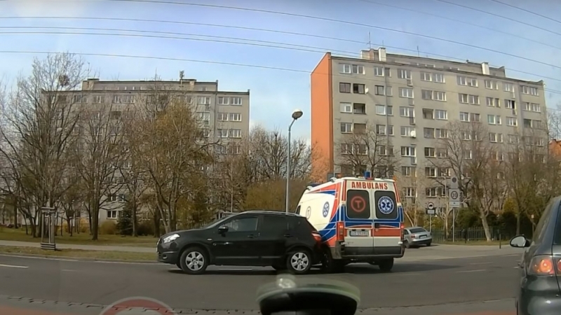 Kierowca karetki powoduje kolizję i ucieka [FILM] - fot. Stop Cham