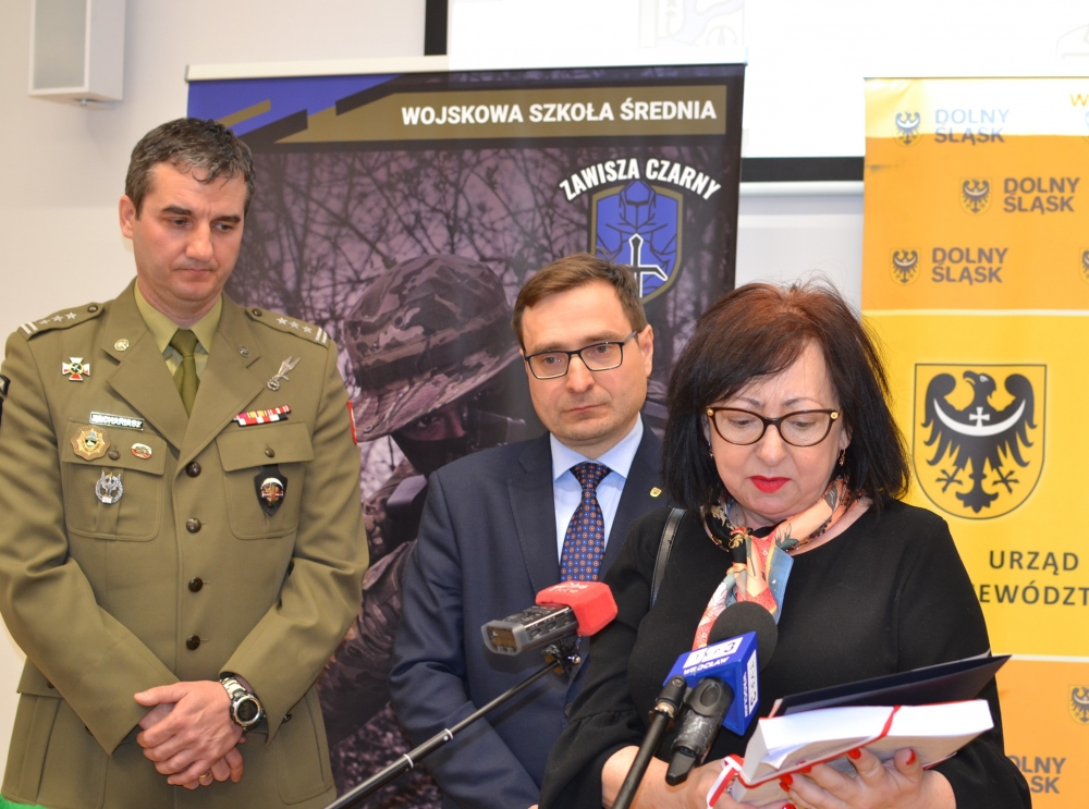 W mundurze od świtu do nocy już po... podstawówce - w Legnicy powstaje