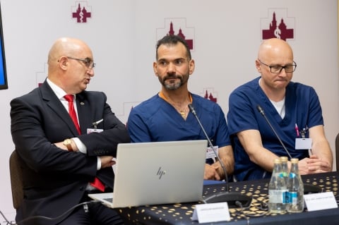 Lekarze z Trzebnicy przyszyli pacjentowi rękę oderwaną na wysokości ramienia - 0