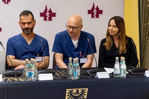Lekarze z Trzebnicy przyszyli pacjentowi rękę oderwaną na wysokości ramienia - 3