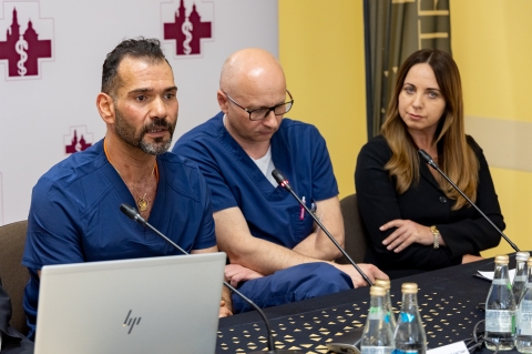 Lekarze z Trzebnicy przyszyli pacjentowi rękę oderwaną na wysokości ramienia - 7