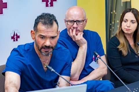 Lekarze z Trzebnicy przyszyli pacjentowi rękę oderwaną na wysokości ramienia - 12