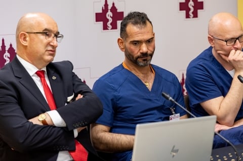 Lekarze z Trzebnicy przyszyli pacjentowi rękę oderwaną na wysokości ramienia - 16