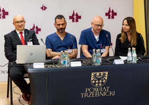 Lekarze z Trzebnicy przyszyli pacjentowi rękę oderwaną na wysokości ramienia - 15