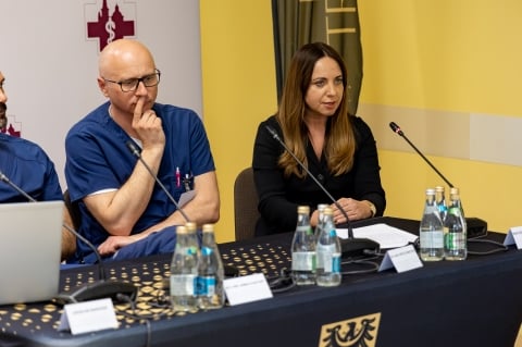 Lekarze z Trzebnicy przyszyli pacjentowi rękę oderwaną na wysokości ramienia - 17