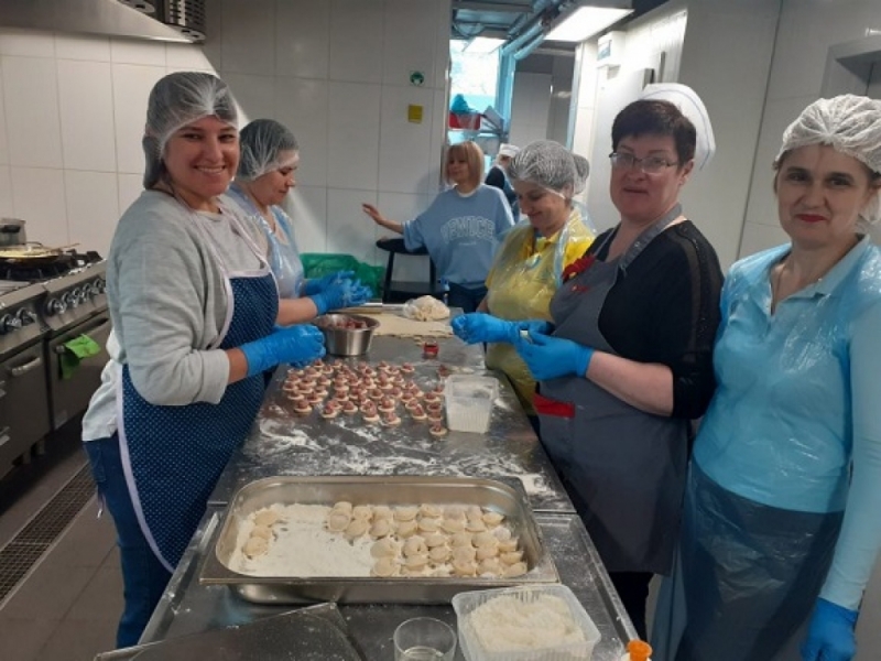 Uciekły przed wojną i lepią pierogi - fot. Elżbieta Osowicz