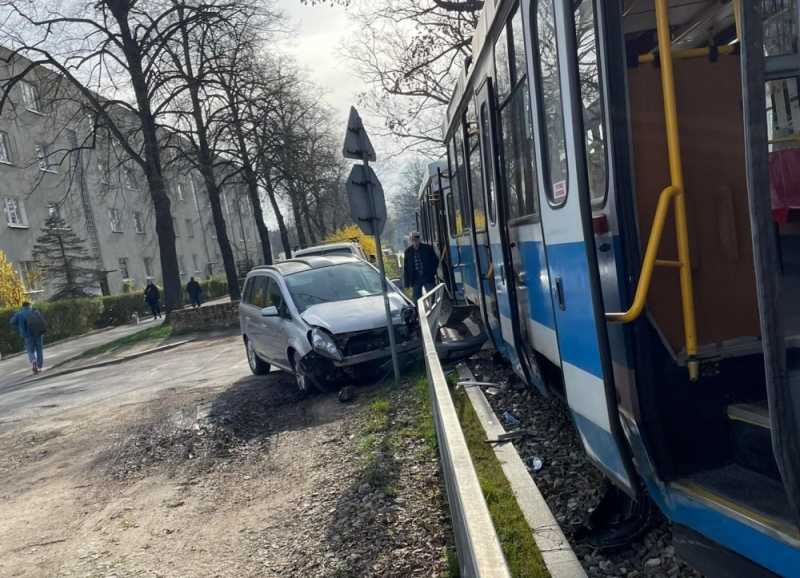 Wrocław: Samochód wjechał w tramwaj przy Olszewskiego - fot. Łukasz Bugla