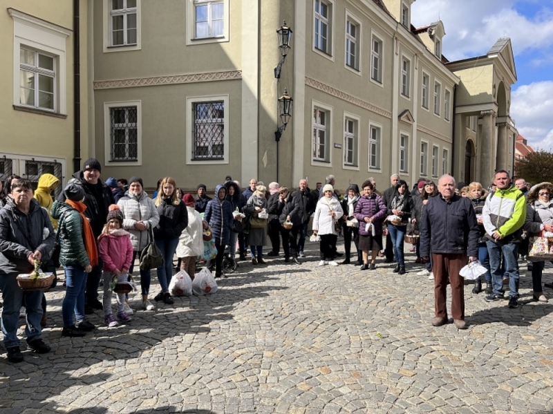 Wrocławianie tłumnie ruszyli święcić pokarm - fot: Joanna Jaros