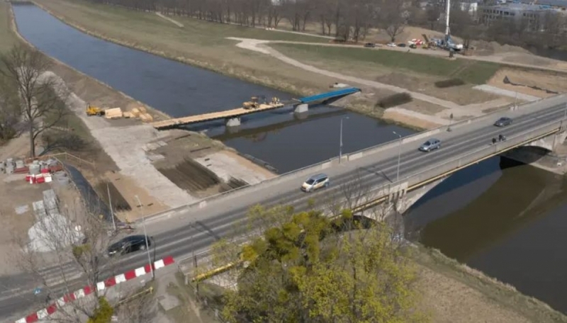 Trwa budowa nowych mostów Chrobrego. Na budowie stanęła palownica - fot. mat. prasowe