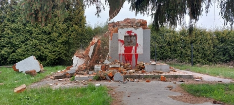 Runął pomnik poświęcony Armii Czerwonej w Garncarsku w gminie Sobótka - 3